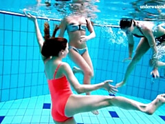 Gros seins, Brunette brune, Lesbienne, Piscine, Public, Russe, Adolescente, Plan cul à trois