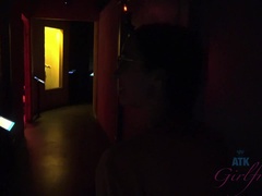 Amateur, Brunette brune, Doigter, Petite amie, Orgasme, Public, Maigrichonne, Voyeur