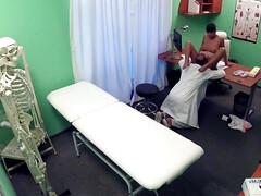 Blasen, Arzt, Hundestellung, Aufs gesicht abspritzen, Handjob, Hd, Natürlichen titten, Muschi