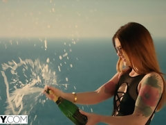 アナル, お尻, フェラチオ, バック, 手コキする, 赤毛, ストリッピング, タトゥー