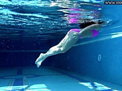 Большие сиськи, Бикини, Крошечные, Душ, Соло, Молоденькие, Сиськи, Под водой