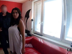 Sucer une bite, Brunette brune, Cocu, En levrette, Suçant, Tatouage, Branlette espagnole, Uniforme