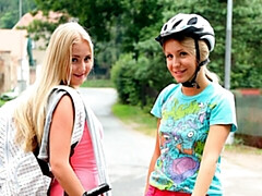 Gros cul, Gros seins, Lesbienne, Léchez, Masturbation, Rasée, Dénudage, Nénés