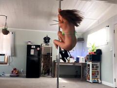 Cul, Brunette brune, Talons, Seins naturels, Se déshabiller, Tatouage, Allumeuse, String