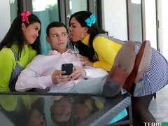 Blasen, Braunhaarige, Hundestellung, Frau frau mann, Handjob, Latina, Jungendliche (18+), Flotter dreier