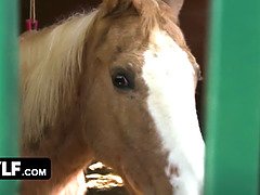 Grosse titten, Cfnm, Bekleidet, Geile alte tussi, Sperma im mund, Spermaladung, Reiten, Titten