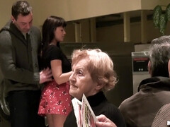 Grosse bite, Gros seins, Brunette brune, Plantureuse, Faciale, Hard, Public, Réalité