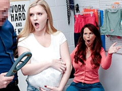 Gros cul, Gros seins, Sucer une bite, En levrette, 2 femmes 1 homme, Dénudage, Plan cul à trois, Uniforme