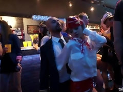 Sucer une bite, Dansant, Branlette thaïlandaise, Interracial, Lesbienne, Orgie, Actrice du porno, Echangistes