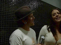 Hinter den kulissen, Braunhaarige