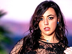 Gros cul, Grosse bite, Sucer une bite, Brunette brune, En levrette, Seins naturels, Adolescente, Nénés