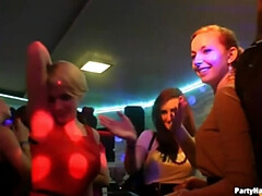 Grote mammen, Naakte man aangeklede vrouw, Diep in de keel, Hd, Interraciaal, Ondergoed, Kousen, Tatoeage