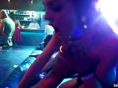 ブロンド, 着衣女と全裸男, 人形, フィストファック, Hd, 異人種間, レズビアン, パーティ