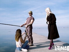 Grosser arsch, Grosser schwanz, Blondine, Britisch, Vollbusig, Frau frau mann, Natürlichen titten, Im freien