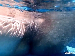 Grote lul, Grote mammen, Pijpbeurt, Latijnse vrouw, Natuurlijke tieten, Buiten, Pissen, Nat