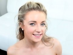 Blonde, Éjaculer dans la bouche, Fétiche, Branlette thaïlandaise, Seins naturels, Rasée, Jarretelles, Adolescente