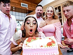 Gros cul, Grosse bite, Gros seins, Sucer une bite, Brunette brune, En levrette, Partouze, Maigrichonne