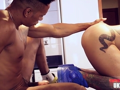 Noire, Homosexuelle, Interracial