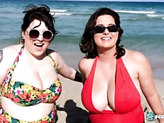 Grote kont, Grote mammen, Bruinharig, Mollig, Vingeren, Masturbatie, Alleen, Strippen