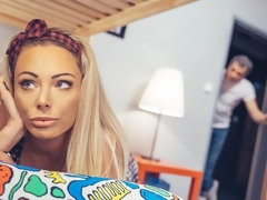 In den arsch, Blasen, Doppelpenetration, Fingern, Handjob, Hotel, Tätowierung, Spielzeuge