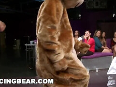 Enthousiasteling, Pijpbeurt, Bruinharig, Naakte man aangeklede vrouw, Groep, Hakken, Moeder die ik wil neuken, Feest