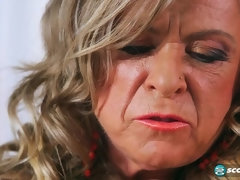 Grote mammen, Blond, Pijpbeurt, Sperma in mond, Sperma shot, Rijpe lesbienne, Moeder die ik wil neuken