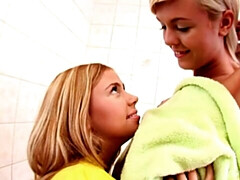 Blonde, Doigter, Seins naturels, Chatte, Maigrichonne, Dénudage, Adolescente, Nénés