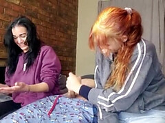 Grosse bite, Tir de sperme, 2 femmes 1 homme, Branlette thaïlandaise, Branler, Petite femme, Plan cul à trois