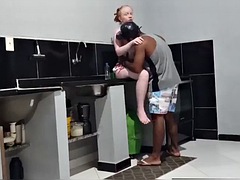 Enthousiasteling, Biseksueel, Homo, Hardcore, Interraciaal, Zoenen, Moeder die ik wil neuken, Onder de rok