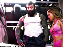 Большие сиськи, Брюнетки, Очки, Поцелуи, Лизание, Киски, Тату, Между сисек