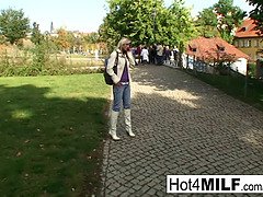 Anal, Rubia, Madres para coger, Mamá, Al aire libre, Fiesta, Gritar, Trio