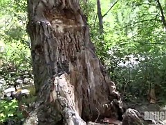 Brunette brune, De plein air, Public