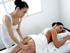 Morena, Penetracion con dedos, Interracial, Besar, Lesbiana, Masaje, Masturbación, Tetas