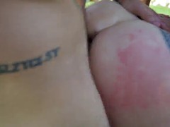 Anaal, Grote mammen, Bruinharig, Vingeren, Hardcore, Buiten, Tatoeage, Trio