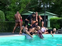 茶髪の, 衣服着たままセックス, チン, 顔射, パーティ, プール, スインガー, オッパイの