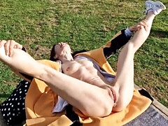 Leie, Klaffend, Milf, Nackt, Im freien, Pissen, Öffentlich, Solo