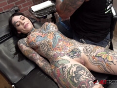 Tiger Lilly gets a forehead tattoo while naked - Hd