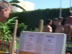 Anal, Brunette brune, Masturbation, Piercing, Public, Jouets