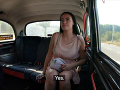 Sucer une bite, Brunette brune, En levrette, Robe, Branlette thaïlandaise, Lingerie, Piercing, Nénés