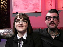 Anal, Sucer une bite, Bondage, Brunette brune, Éjaculation interne, Gorge profonde, Fessée, Tatouage