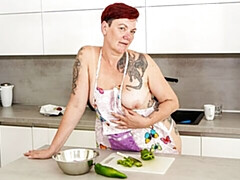 Enthousiasteling, Grote kont, Grote mammen, Keuken, Masturbatie, Roodharige vrouw, Kort haar, Strippen