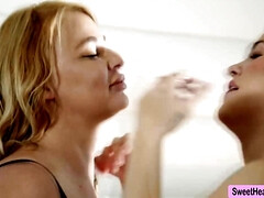 18, デカパイ, Hd, レズビアン, 下着, 淫乱熟女, オーガズム, ティーン