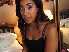 Sucer une bite, Brunette brune, Papa, Fille, Première fois, Hard, Fille latino, Chatte