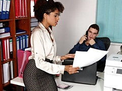 Gros cul, Grosse bite, Sucer une bite, Noir ébène, Interracial, Bureau, Adolescente, Nénés