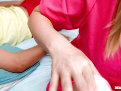 Blondine, Bekleidet, Handjob, Milf, Mutti, Krankenschwester, Uniform