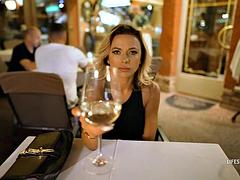 Grosse titten, Blondine, Blasen, Betrug, Flotter dreier, Titten