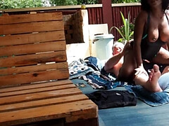 Amateur, Bikini, Noire, Couple, Mère que j'aimerais baiser, Seins naturels, Piscine, Allumeuse