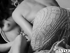 Grosse titten, Blondine, Braunhaarige, Lesbisch, Lingerie, Masturbation, Flotter dreier, Titten