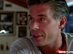 Salle de bains, Brunette brune, Talons, Seins naturels, De plein air, Cheveux courts, Tatouage, Nénés