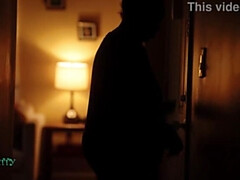 Leie, Grosser schwanz, Schwanz, Hundestellung, Küssen, Natürlichen titten, Weibliche ejakulation, Nass